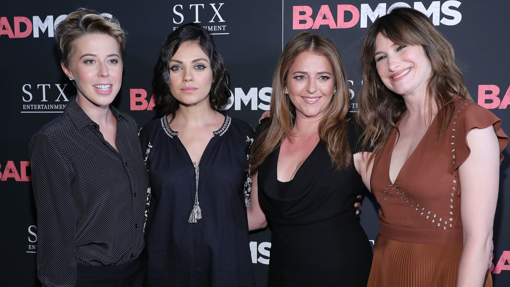 Sophie Watts, Mila Kunis, Annie Mumolo e Kathryn Hahn sul tappeto rosso