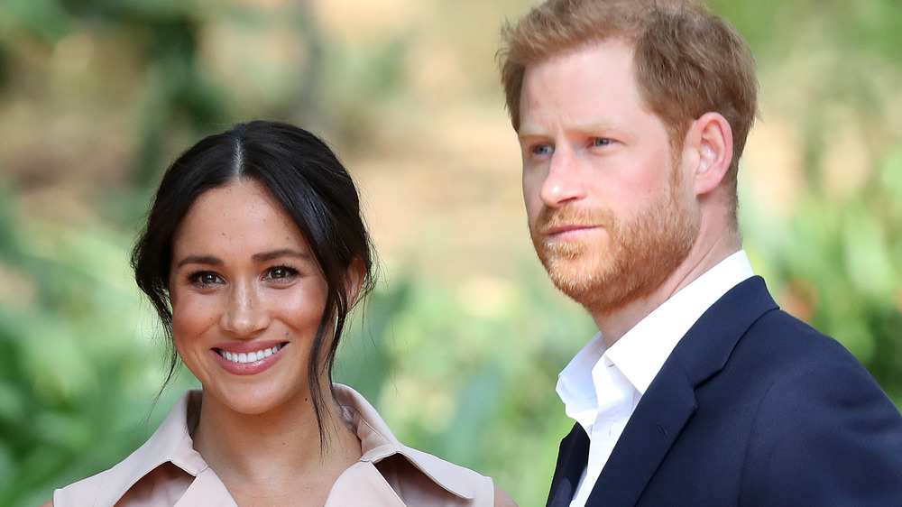 Meghan Markle e il principe Harry guardano verso le telecamere