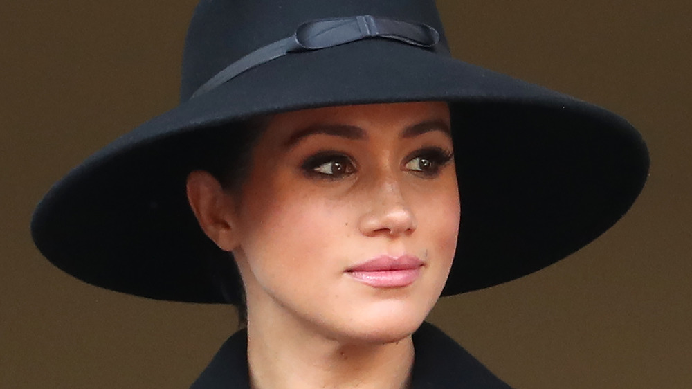 Meghan Markle guarda fuori dalla telecamera