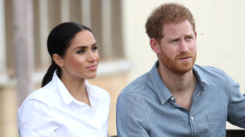 Meghan Markle e il principe Harry guardano fuori dalla telecamera