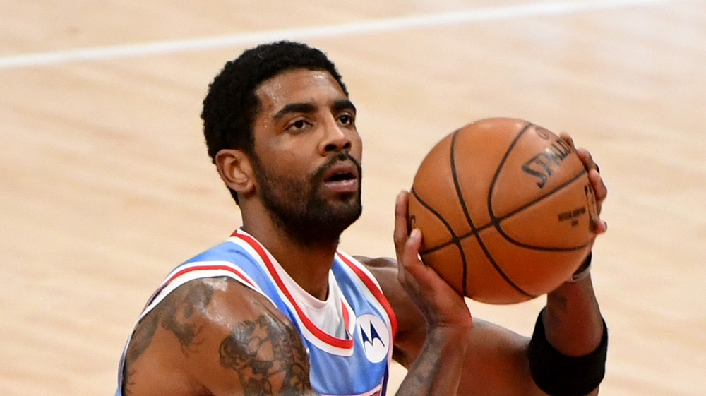 Kyrie Irving durante il riscaldamento sul campo da basket