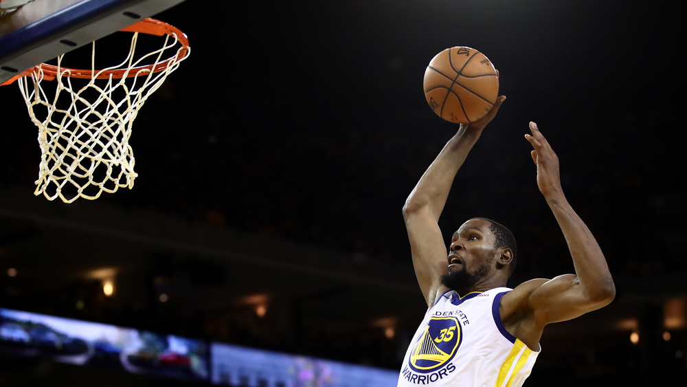 Kevin Durant gioca a basket