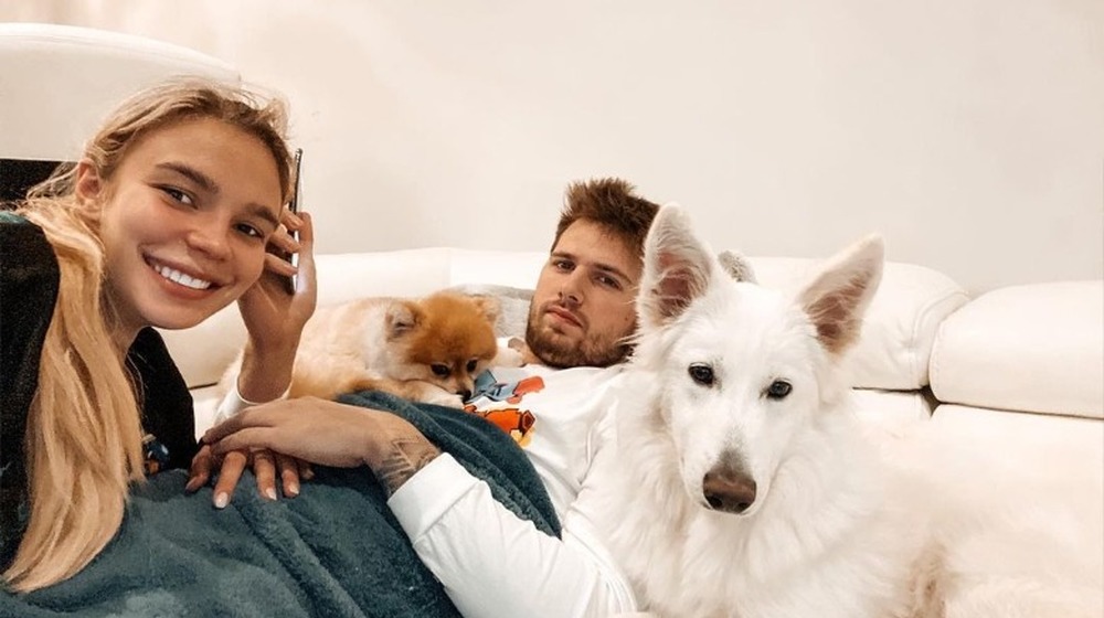 Anamarie Goltes con Luka Doncic e i loro cani