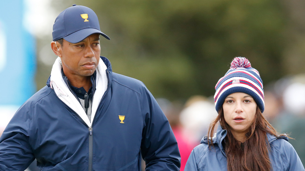 Tiger Woods ed Erica Herman camminano insieme su un campo da golf