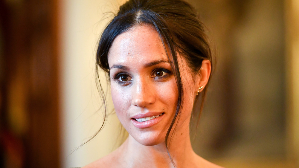 Meghan Markle con i capelli raccolti a un evento