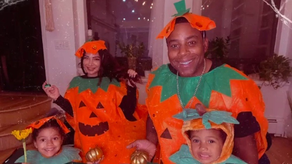 Kenan Thompson e famiglia in costumi da zucca abbinati