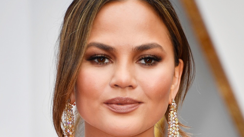 Chrissy Teigen dà uno sguardo severo