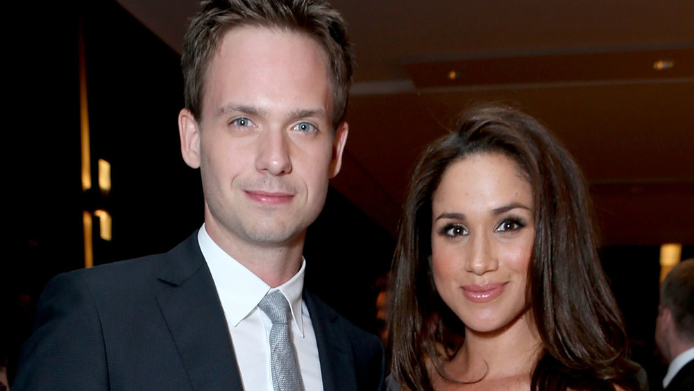 Patrick J. Adams posa con Meghan Markle a un evento