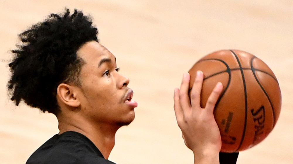 Anfernee Simons guarda verso la rete mentre pratica il suo tiro libero