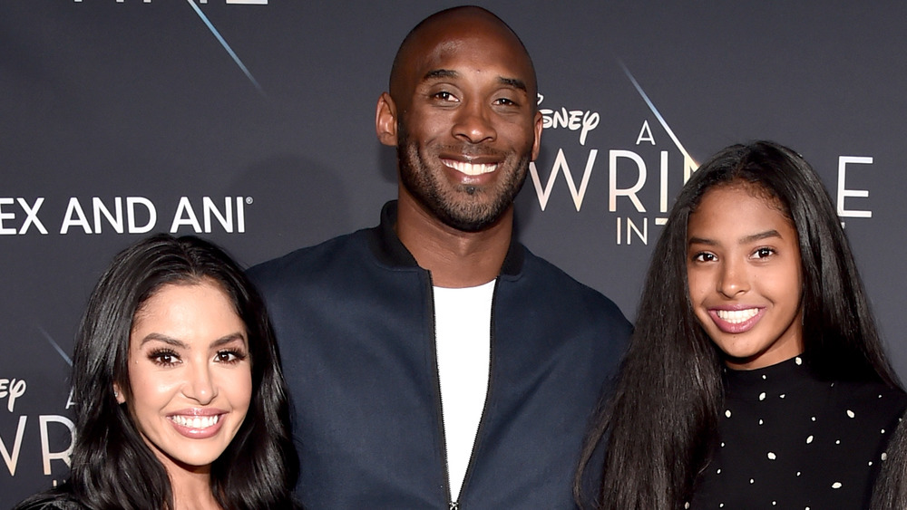 Vanessa Bryant, Kobe Bryant e Natalia Bryant in posa