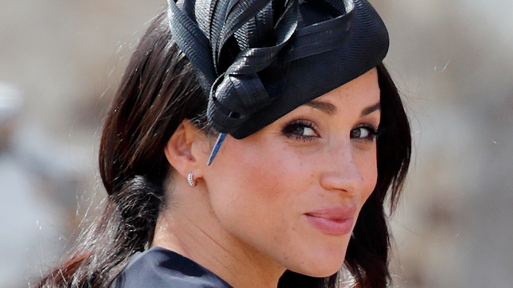 Meghan Markle indossa un cappello nero