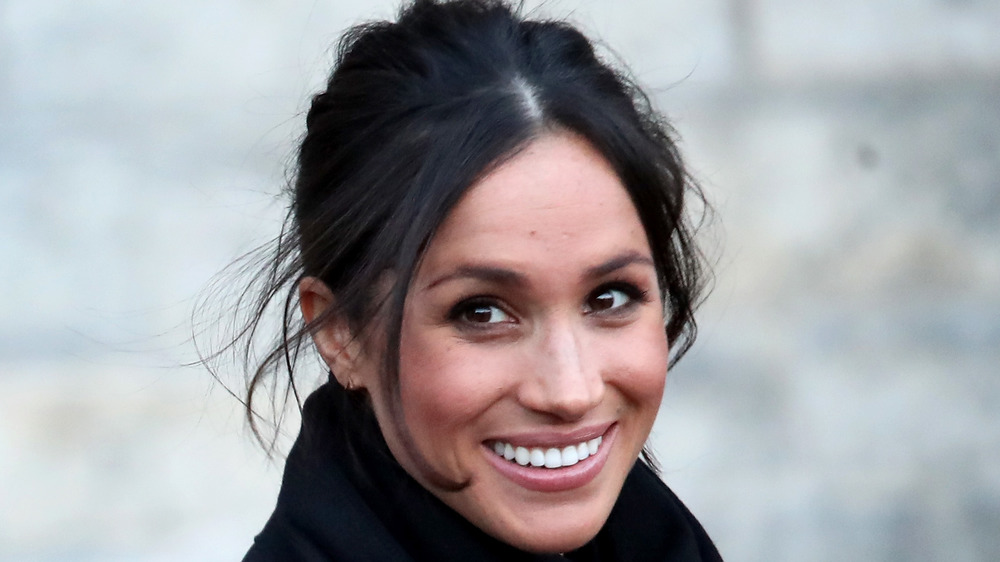 Meghan Markle sorride