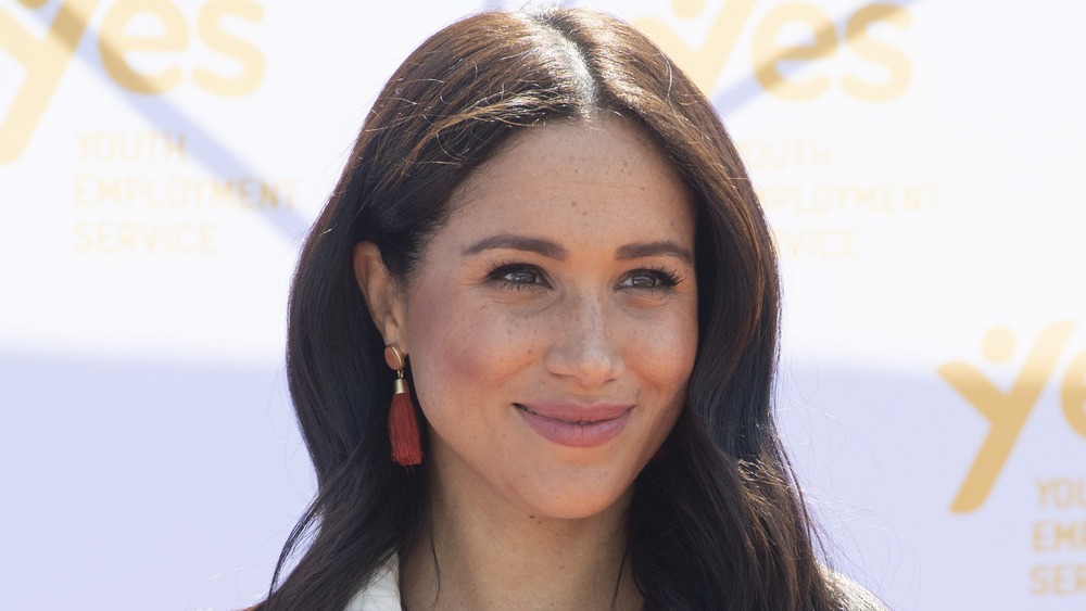 Meghan Markle indossa orecchini con nappine rosse