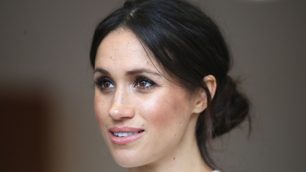 Meghan Markle con i capelli raccolti in uno chignon