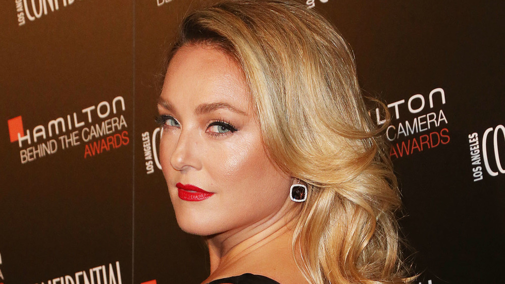 Elisabeth Rohm sfoggia uno sguardo fumante da sopra le spalle in una premiere a New York