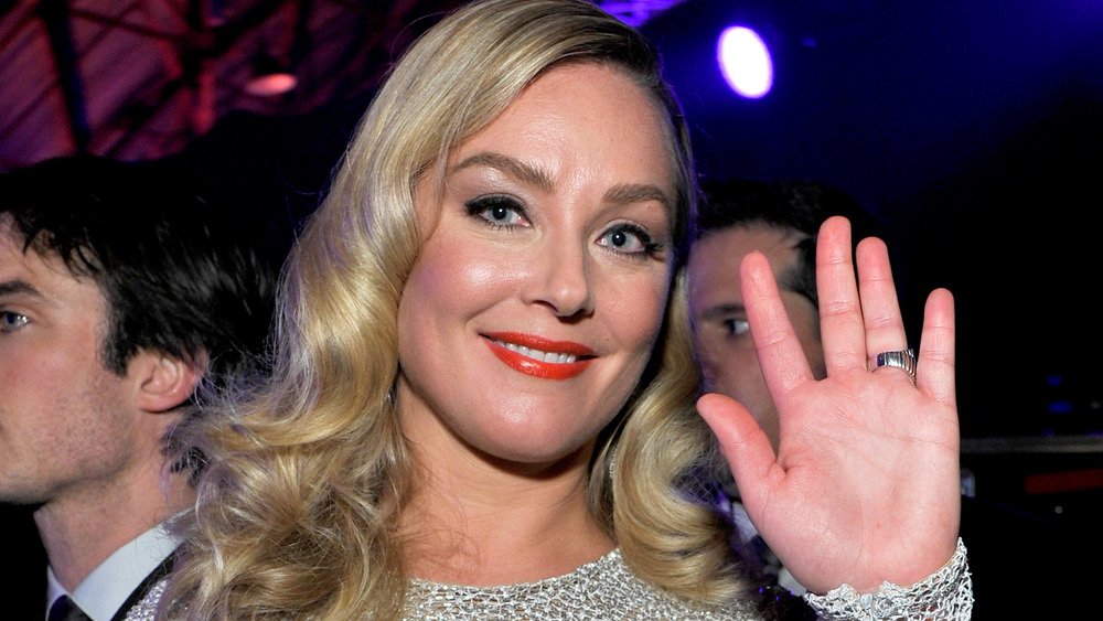 Elisabeth Rohm salutando