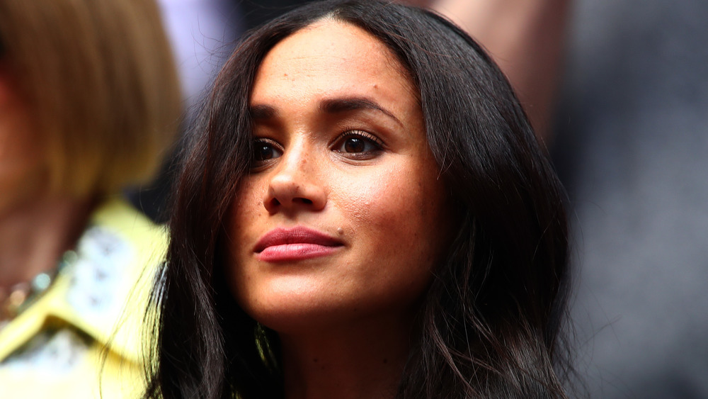 Meghan Markle guarda in lontananza