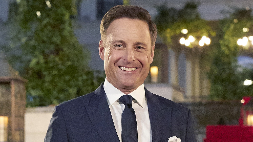 Chris Harrison sorride