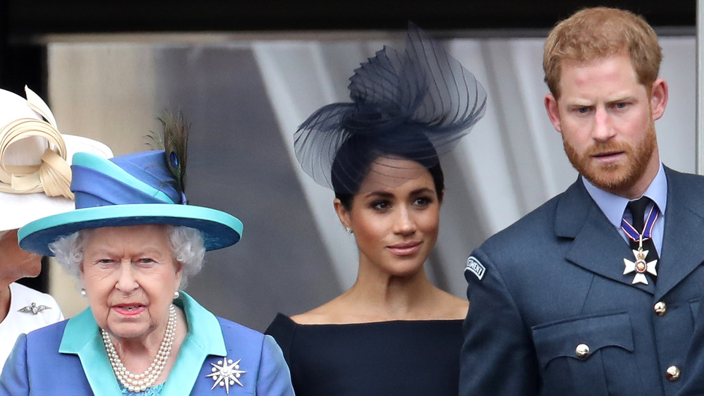 La regina Elisabetta II con Meghan Markle e il principe Harry