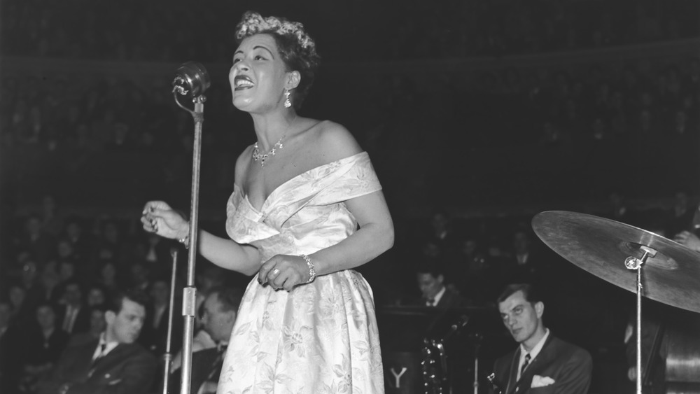 Billie Holiday canta sul palco