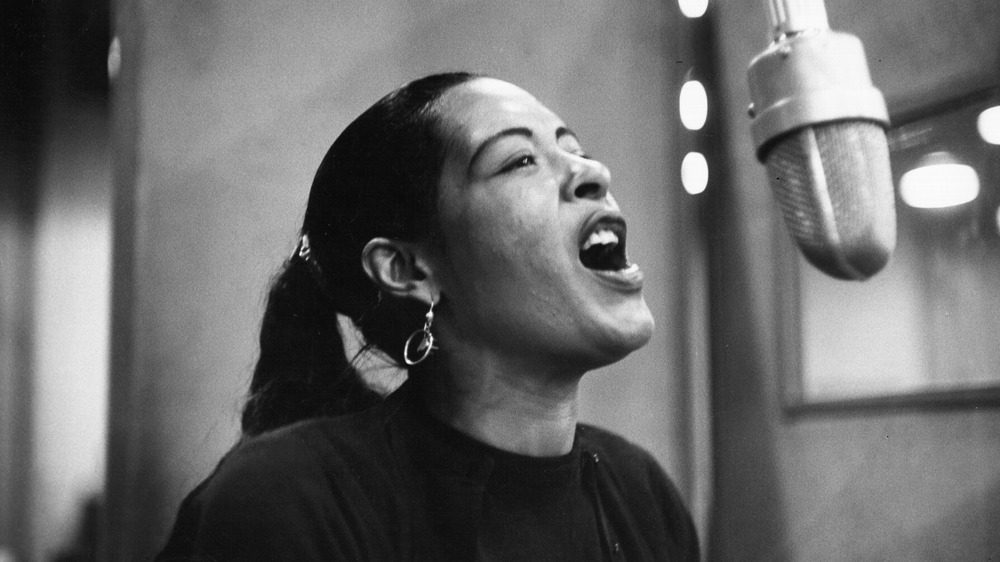 Billie Holiday canta 