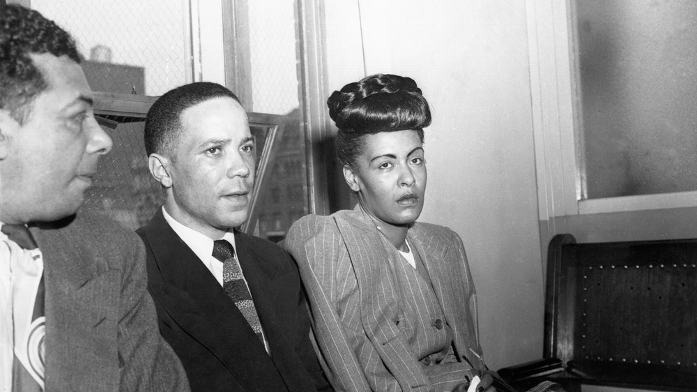 Billie Holiday seduta, sotto processo