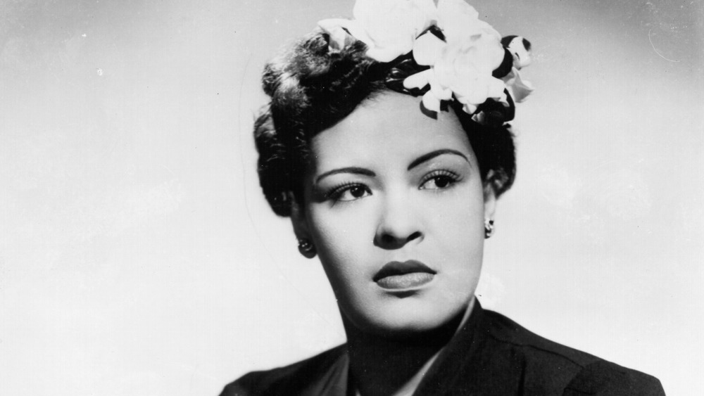 ritratto di Billie Holiday che guarda lontano