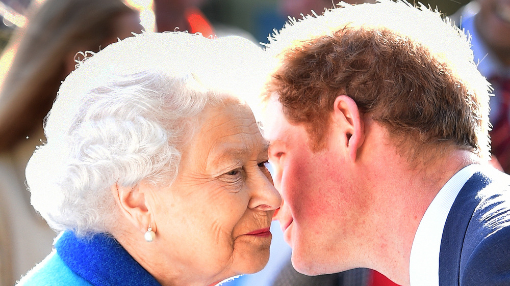 La regina Elisabetta, il principe Harry, protesa per un bacio