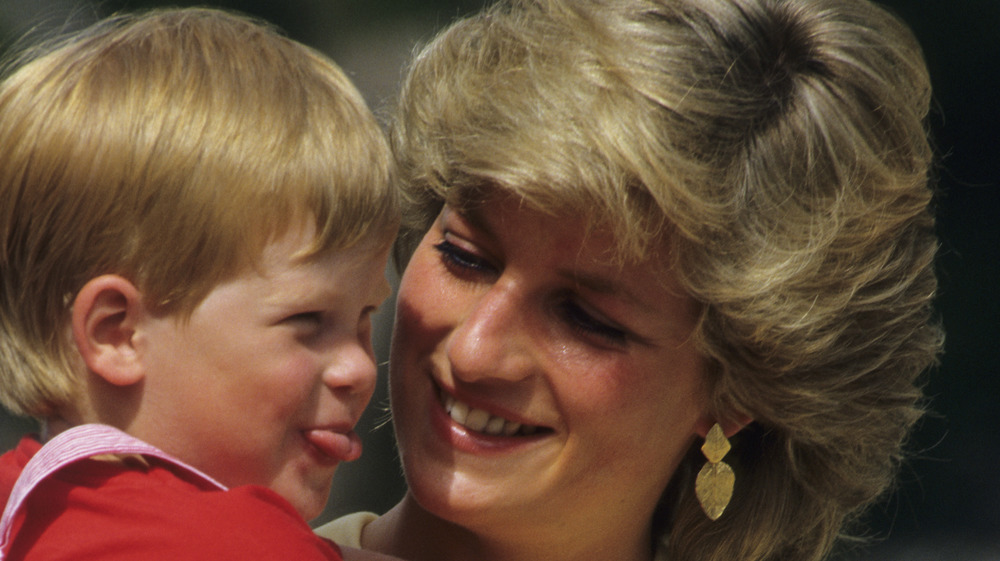 La principessa Diana con il principe Harry in vacanza 1987