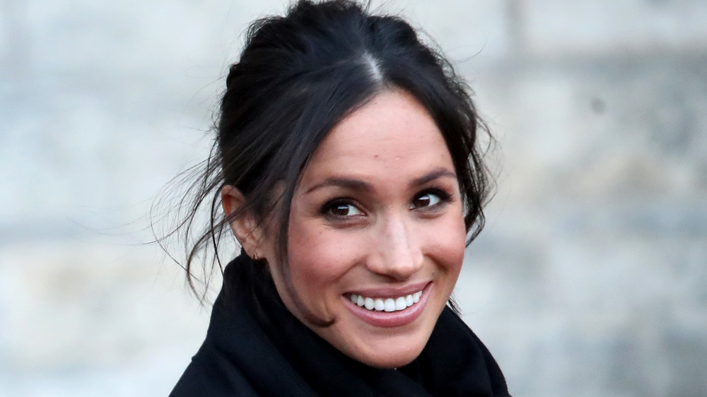 Meghan Markle sorride