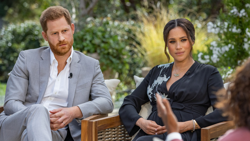 Il principe Harry e Meghan Markle seduti di fronte a Oprah Winfrey