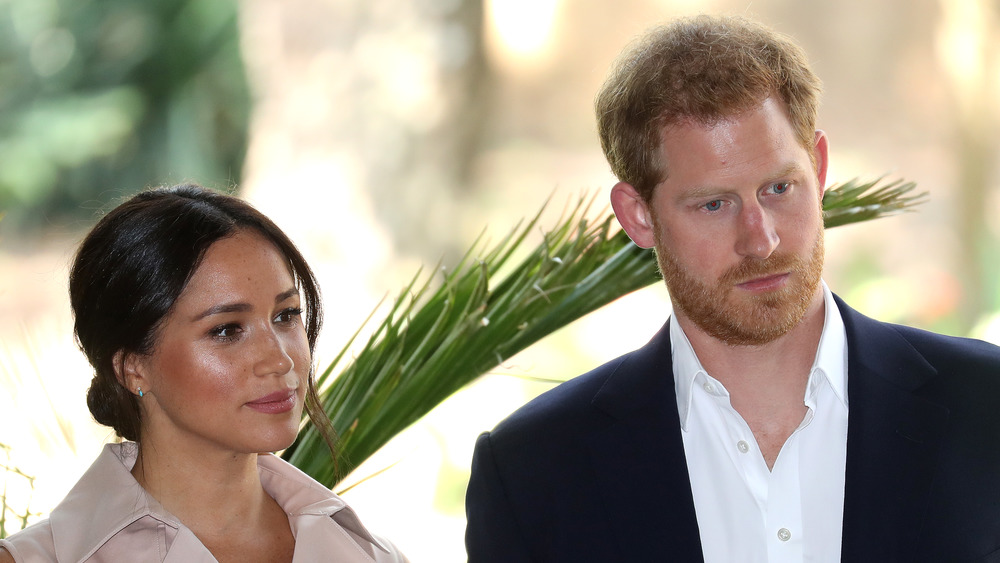 Meghan Markle e il principe Harry ascoltano attentamente 