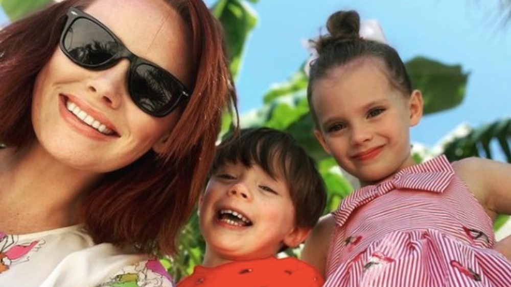 Kathryn Dennis si fa un selfie con i suoi figli
