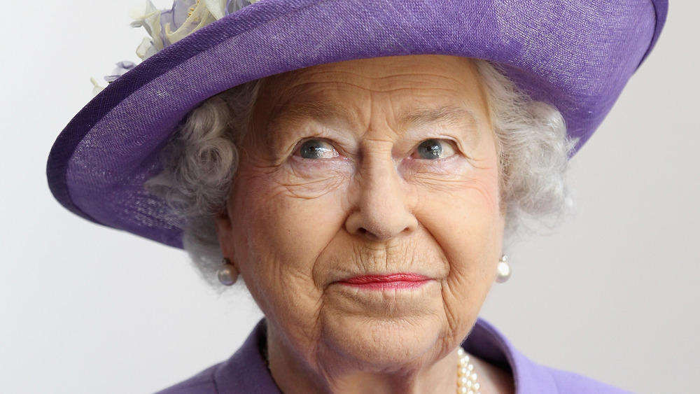 Queen Elizabeth guardando in alto