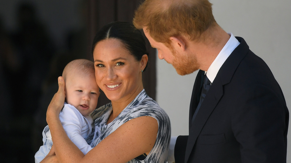 Meghan Markle tiene in braccio il figlio Archie mentre è in piedi con il principe Harry