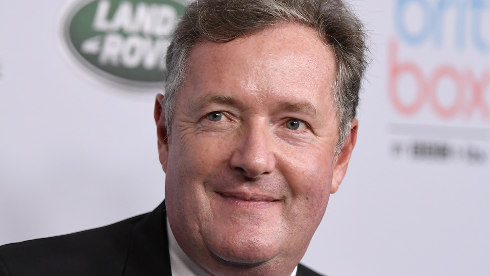 Piers Morgan sorride leggermente