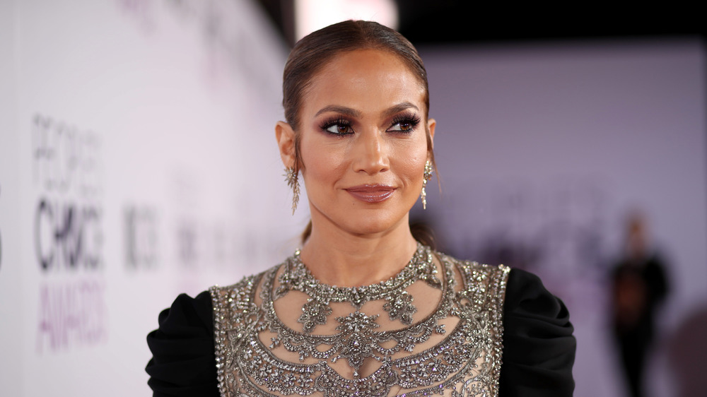 Jennifer Lopez guarda fuori dalla telecamera, i capelli tirati indietro