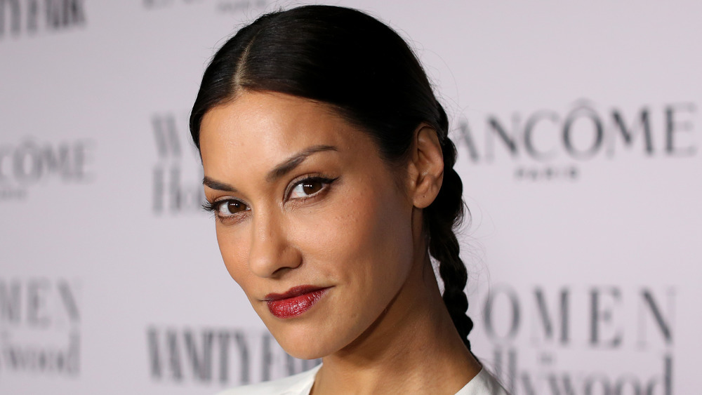 Janina Gavankar sorride di traverso alla telecamera