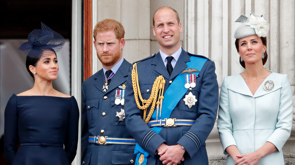 Meghan Markle, il principe Harry, il principe William e Kate Middleton guardano la folla