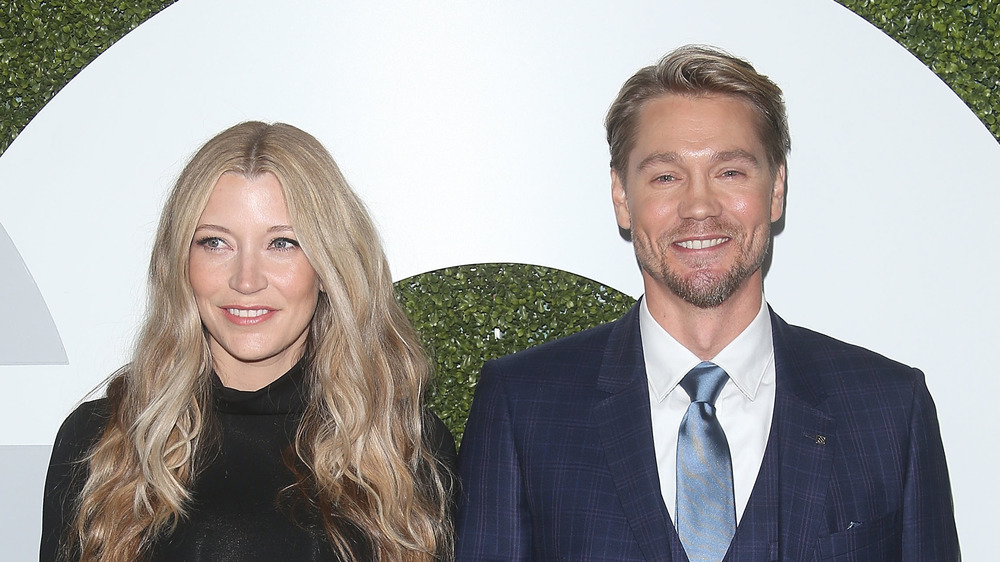 Sarah Roemer e Chad Michael Murray sorridono