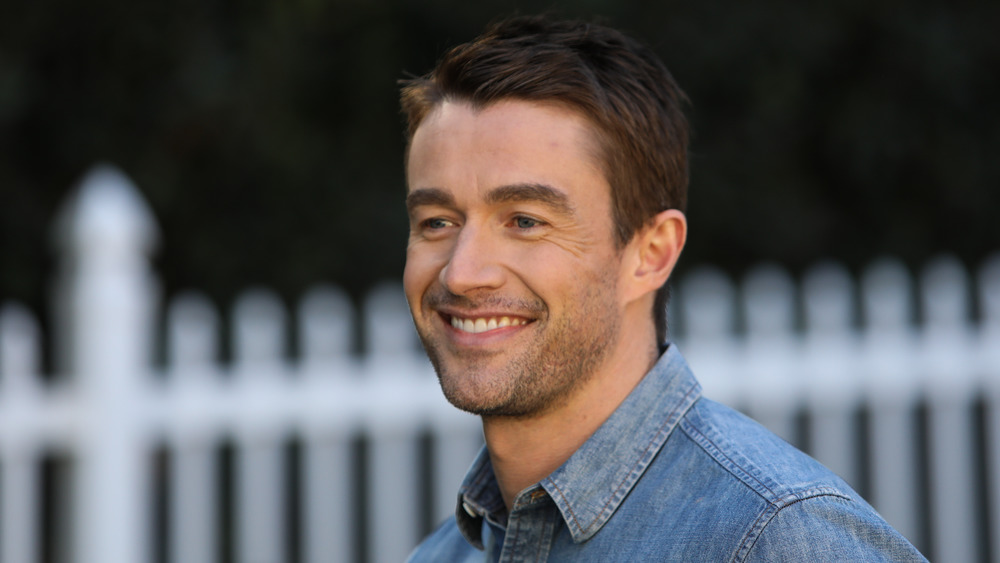 Robert Buckley sorride 