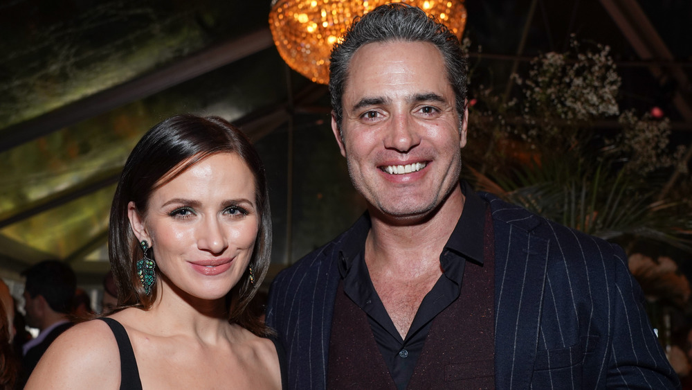 Shantel Vansanten e Victor Webster sorridono