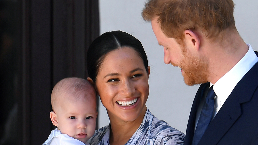 Il principe Harry, Meghan Markle e Archie sorridono