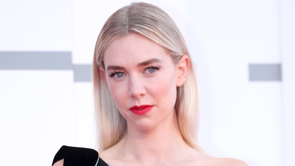 Vanessa Kirby dà uno sguardo fiducioso sul tappeto rosso