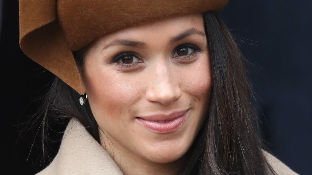 Meghan Markle sorride