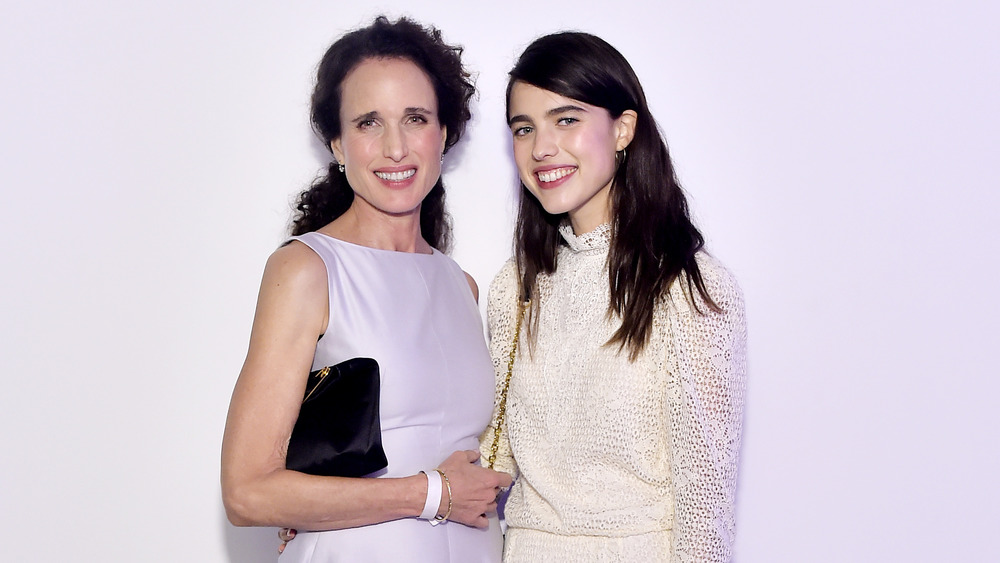 Andie MacDowell e sua figlia Margaret Qualley sorridono e si abbracciano 