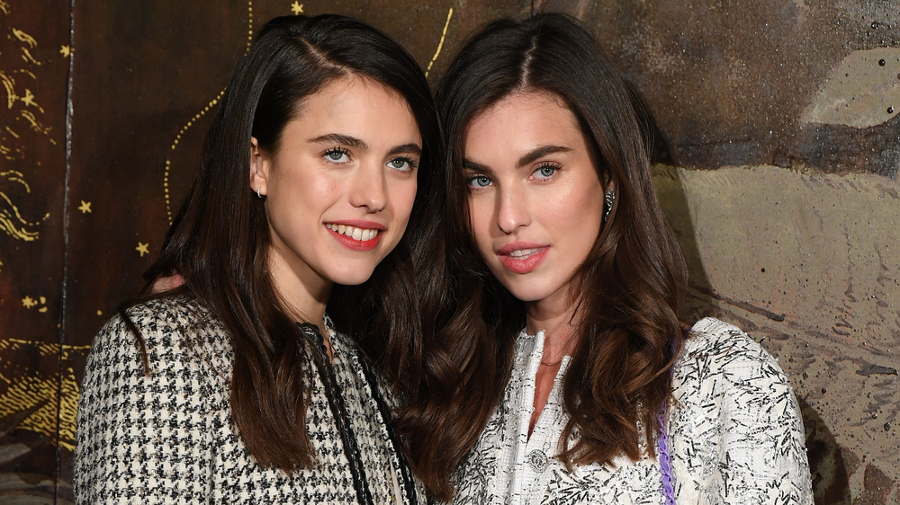 Margaret Qualley e sua sorella Rainey Qualley sorridono insieme 