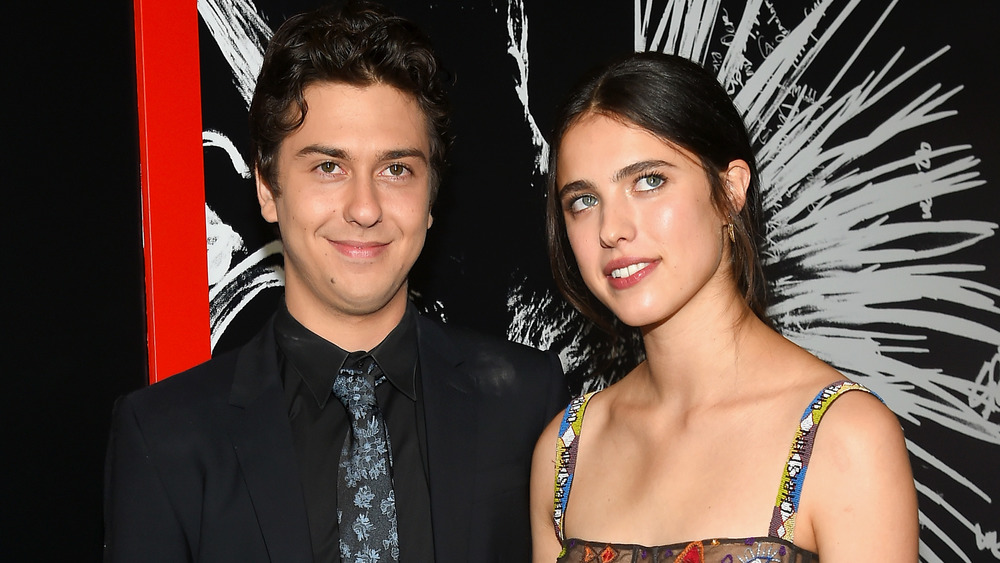 Nat Wolff e Margaret Qualley sorridono insieme a una premiere 