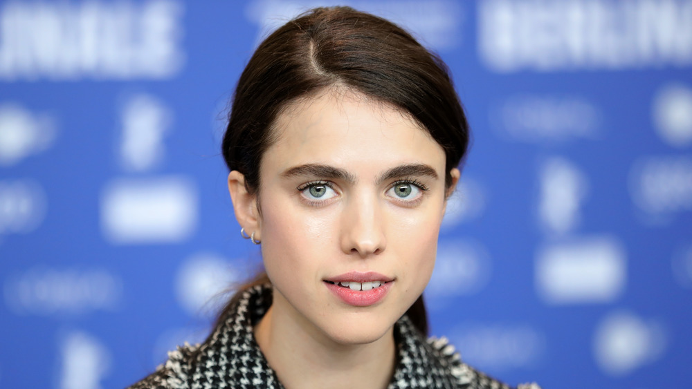 Margaret Qualley con un leggero sorriso 