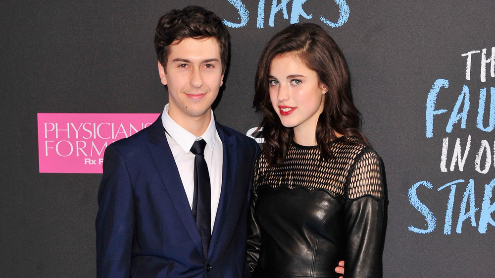 Margaret Qualley e Nat Wolff sorridono insieme sul tappeto rosso